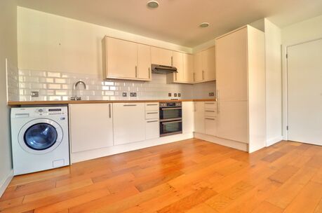 2 bedroom  flat to rent, Available from 08/01/2024