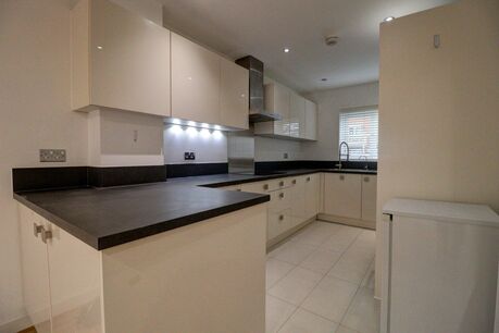 4 bedroom mid terraced house to rent, Available from 11/12/2023