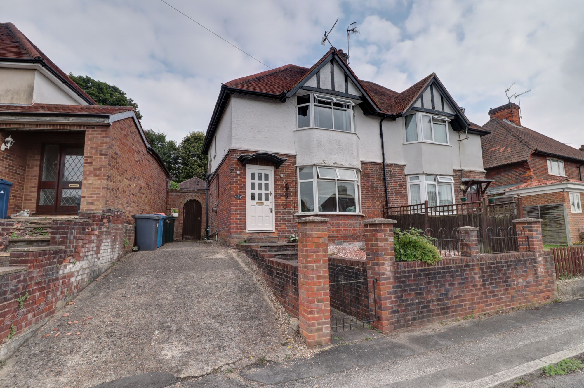 2 bedroom semi detached house to rent, Available now Hillside, High Wycombe, HP13, main image
