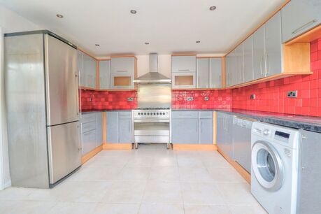 3 bedroom mid terraced house to rent, Available now