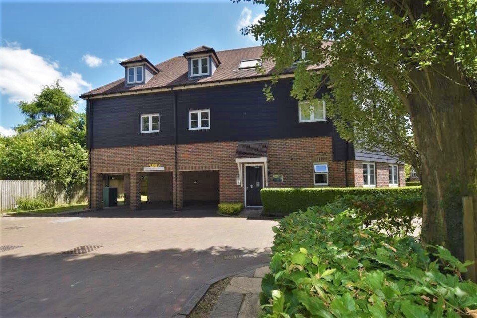 2 bedroom  flat for sale Windsor House, Chairmakers Close, HP27, main image